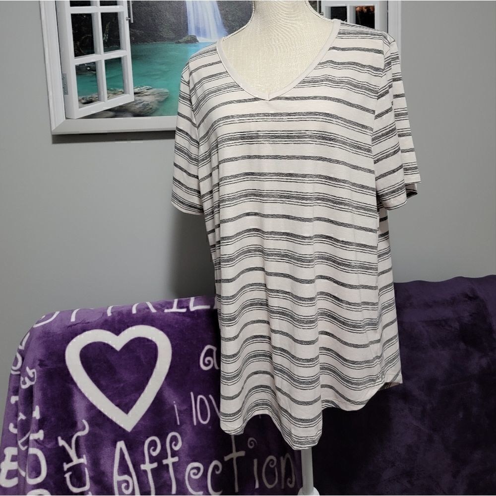 LuLaRoe Top   - Picture 2 of 8